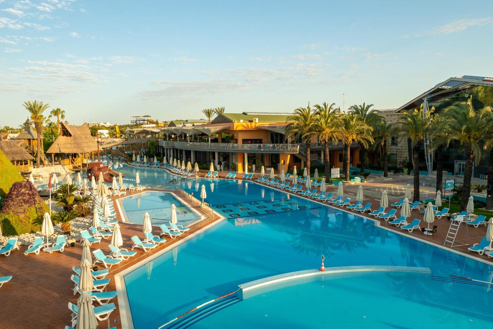 Hotel Pegasos World Side Exterior foto